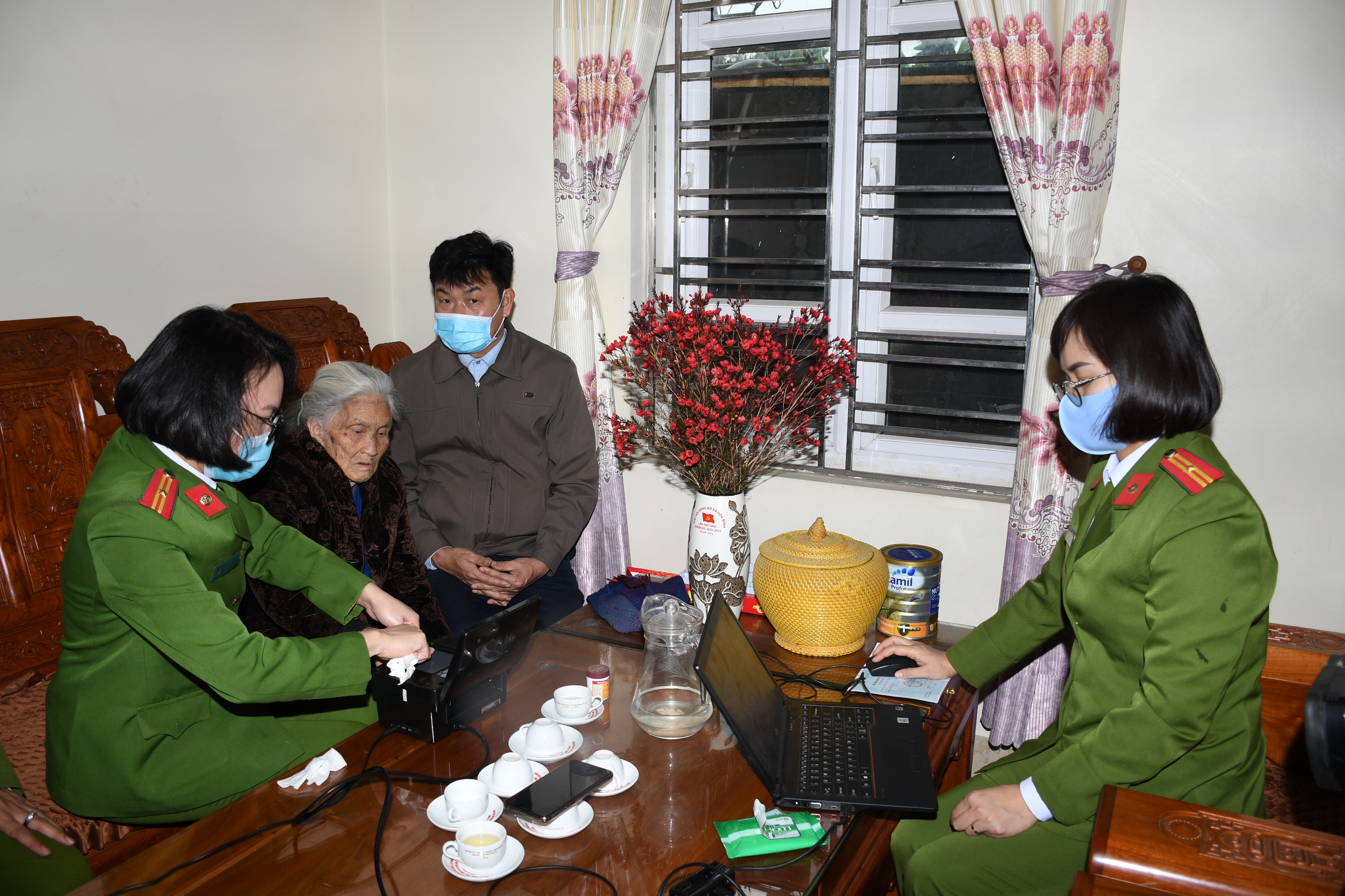 Phòng Cảnh sát quản lý hành chính về trật tự xã hội: Cấp căn cước công dân lưu động cho hai Bà Mẹ Việt Nam anh hùng 